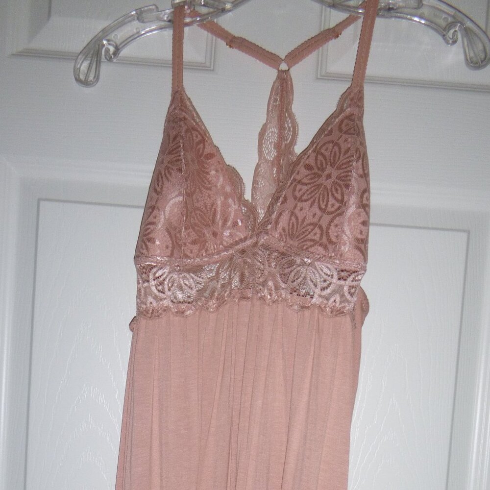 Daisy Fuentes- Salmon Color lingerie